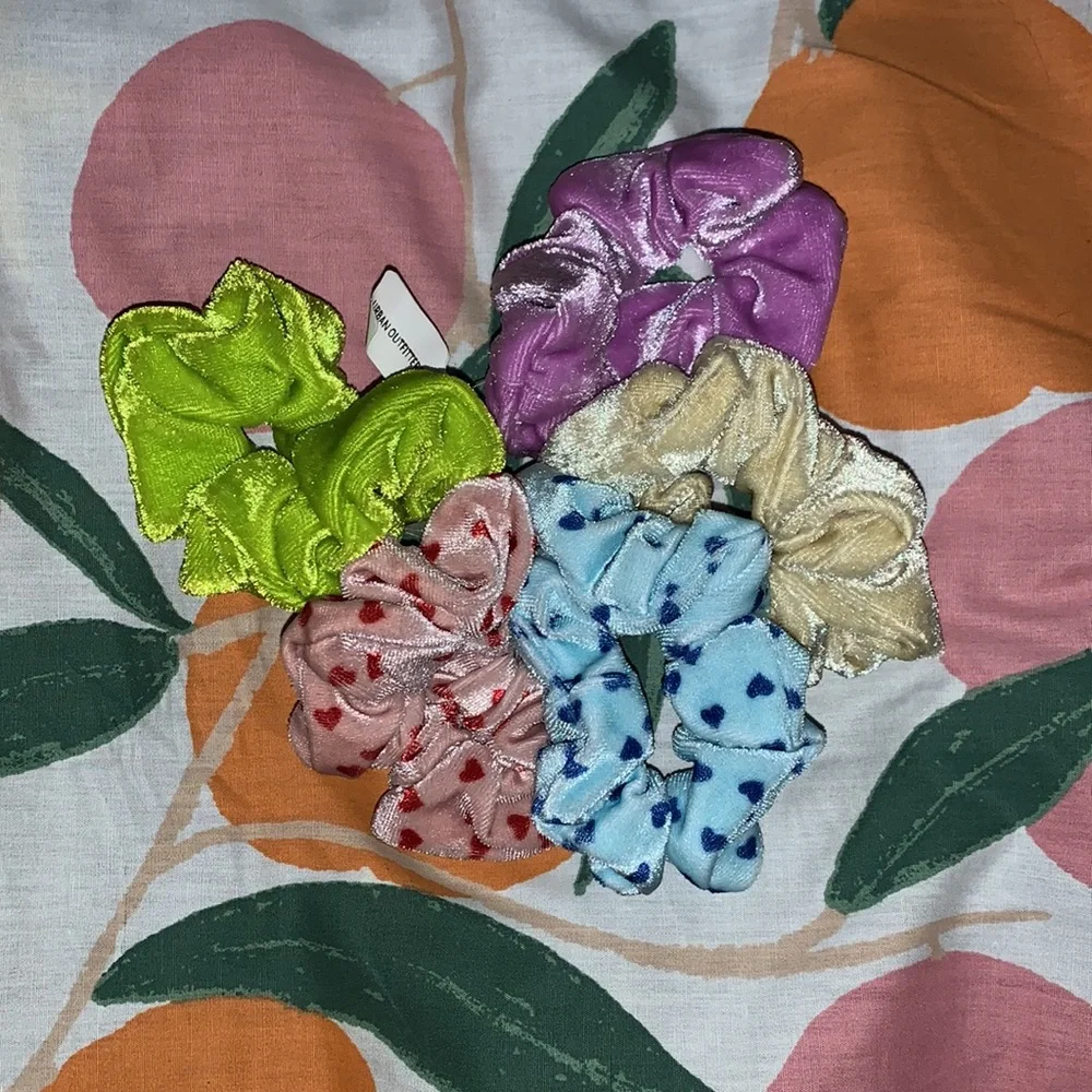 NEW UO Velvet Assorted Scrunchie Throwback set in Heart Multi